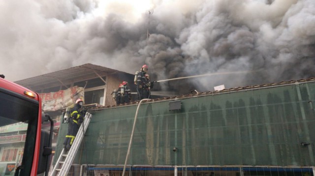 INCENDIU DE PROPORŢII la depozitele din Tulcea! Intervin pompieri din mai multe judeţe! VIDEO