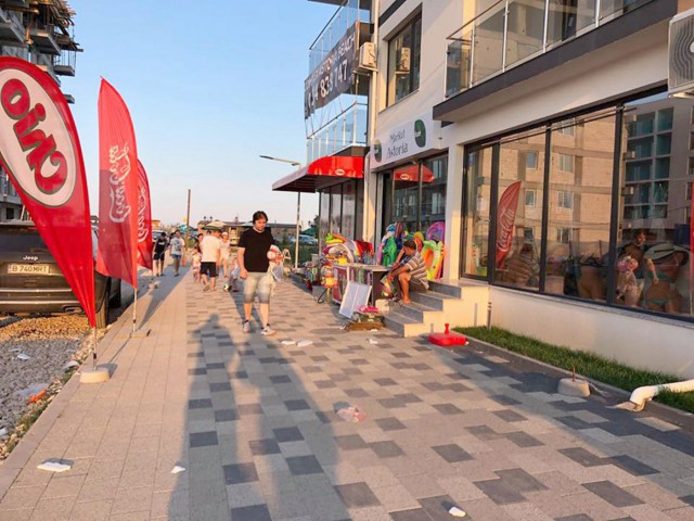 Taxa aplicată micilor comercianţi din Satul de Vacanţă şi Mamaia NU a fost suspendată de instanţă