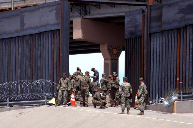 Pentagonul aprobă trimiterea a 320 de militari suplimentari la graniţa cu Mexicul