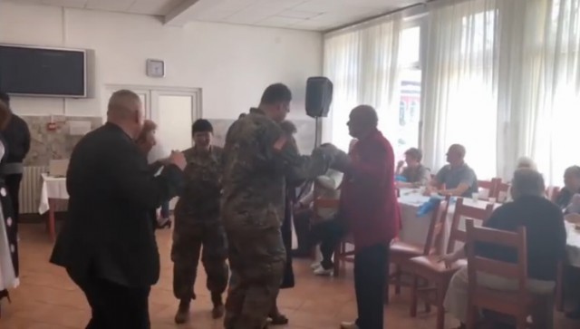 Militarii de la Baza Mihail Kogălniceanu, în vizită la Azilul de bătrâni din Constanța