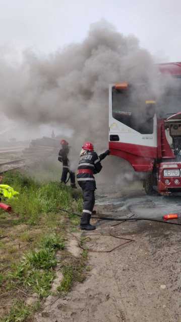 Camion încărcat cu cereale, cuprins de FLĂCĂRI! VIDEO