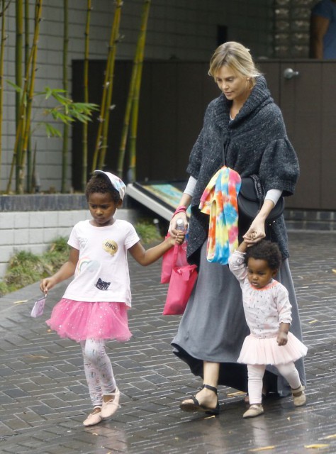De ce băiatul lui Charlize Theron poartă rochiţe şi haine de fetiţe?