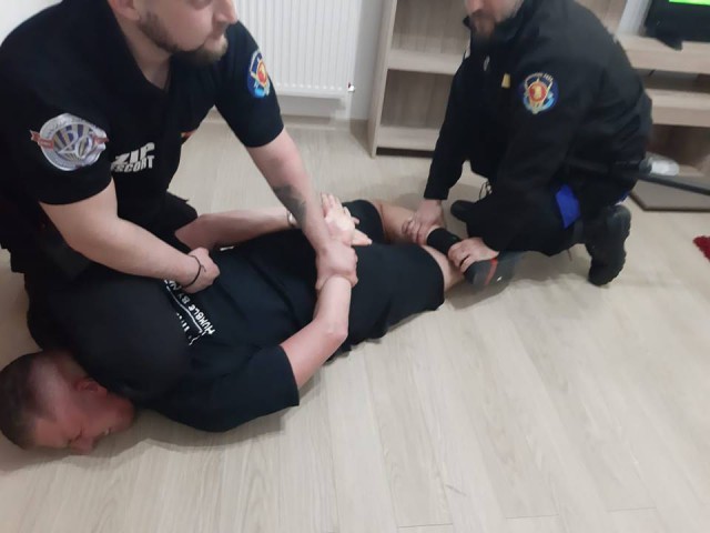 Anchetă preluată de DIICOT în cazul tânărului care urla în apartamentul din Mamaia