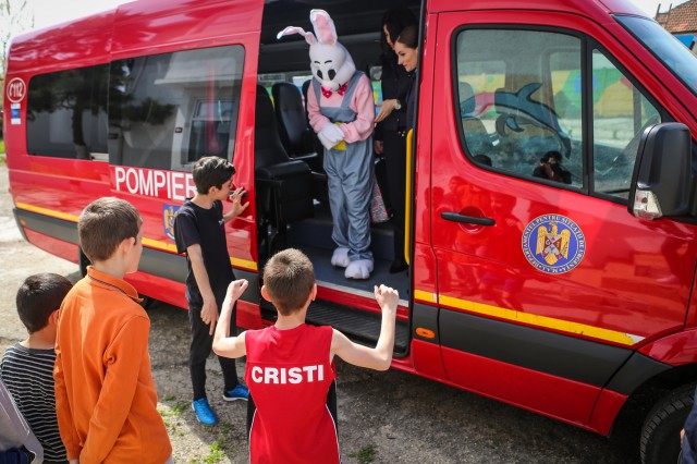 Pompierii constănțeni și iepurașul de Paște, echipă pentru cei mici
