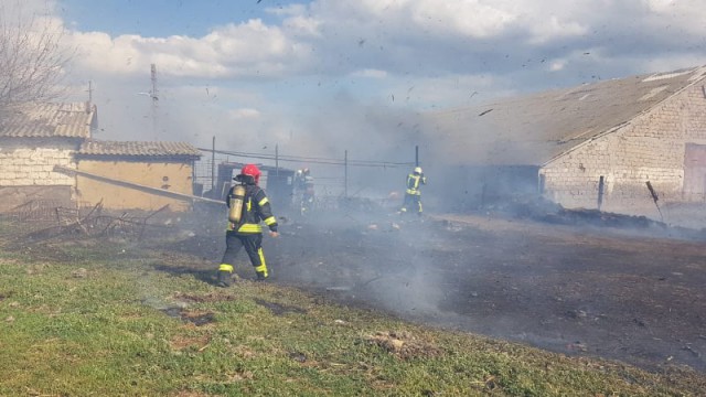 Incendiu la o fermă situată la ieşire din Cuza Vodă. Intervin şi pompierii de la Cernavodă
