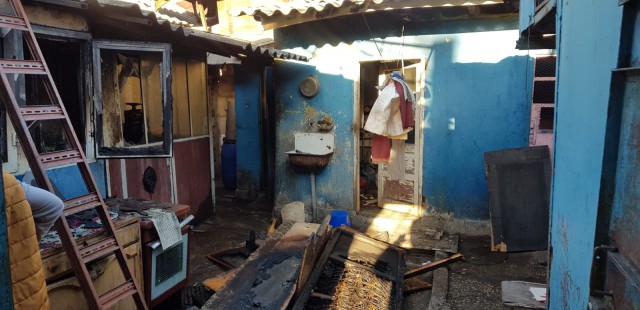 Casă curpinsă de flăcări, în Constanța