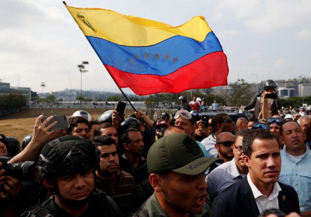 Washingtonul cere armatei venezuelene să sprijine revolta condusă de Guaido; Moscova afirmă că armata rămâne alături de Maduro