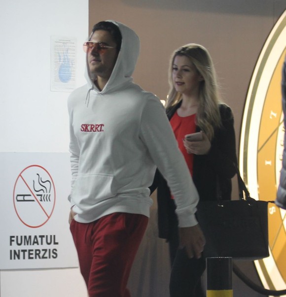 Cine este blonda cu care a fost surprins Mario Fresh la mall. Iubitul fiicei Andreei Esca a strâns-o în braţe