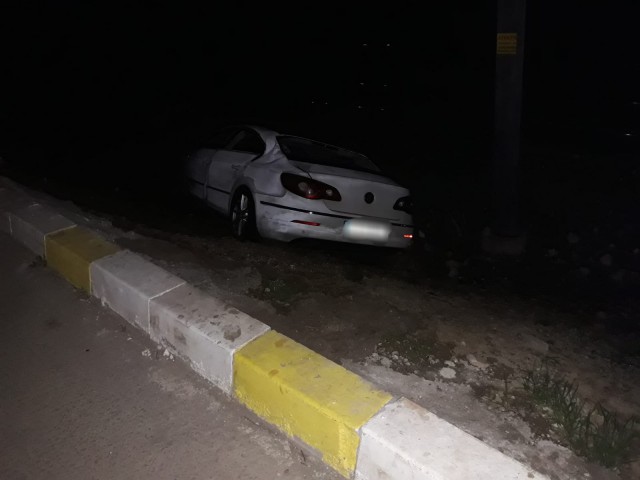 Un șofer BEAT a CĂZUT cu mașina pe CALEA FERATĂ, în Valu lui Traian!