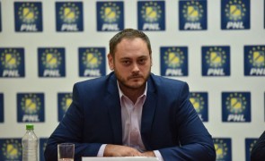 Tună şi fulgeră la PNL Iaşi: Un consilier local liberal, filmat în timp ce lipea afişe electorale ale Alienţei USR-PLUS