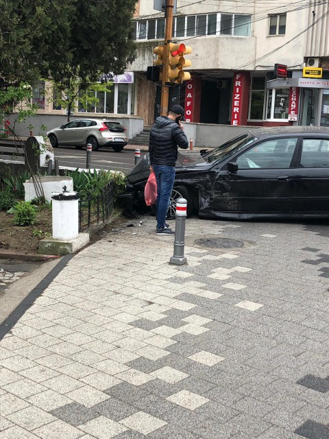 Constanța: a intrat cu mașina pe trotuar și s-a oprit în gard!