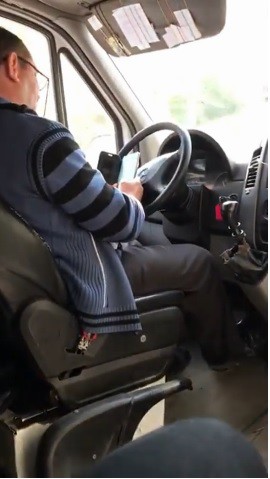 Şofer de microbuz, filmat în timp ce folosea telefonul mobil la volan. VIDEO