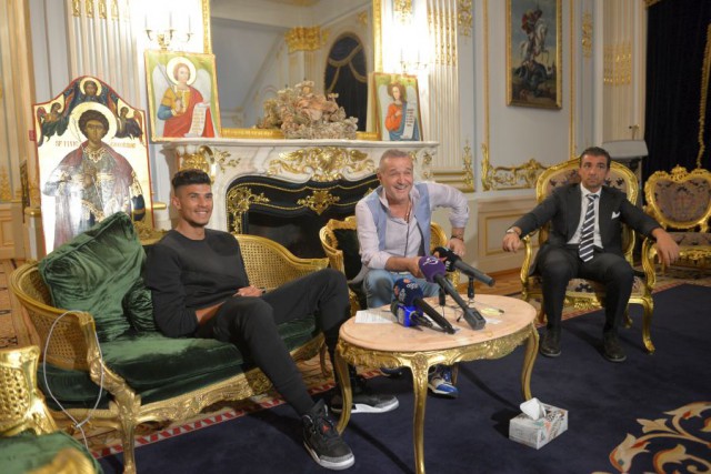 Scene incredibile la FCSB. SMS-ul lui Gigi Becali cu schimbările a ajuns, din greșeală, la Florinel Coman