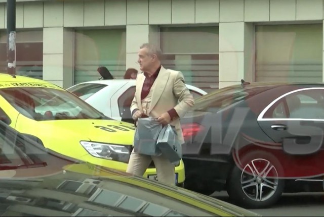 Imaginile săptămânii! Gigi Becali a ieșit pe stradă cu doi saci de bani de la bancă