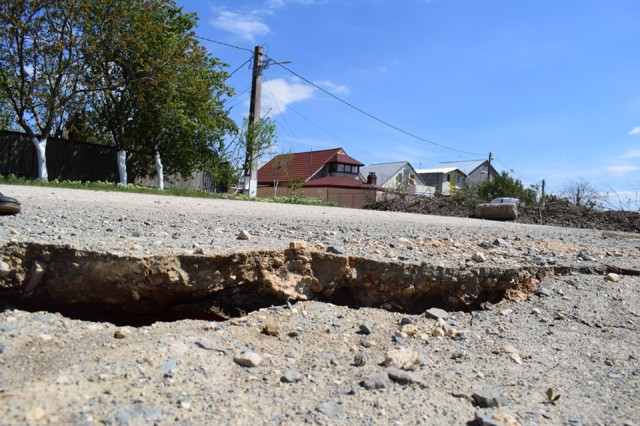 ALARMANT! SE SURPĂ MALUL Canalului Dunăre-Marea Neagră! CIRCULAȚIE INTERZISĂ pe o stradă din Cumpăna! VIDEO