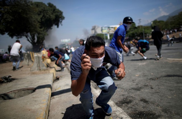 Venezuela: Manifestaţii violente împotriva preşedintelui Maduro; sprijinul armatei faţă de opozantul Guaido este limitat