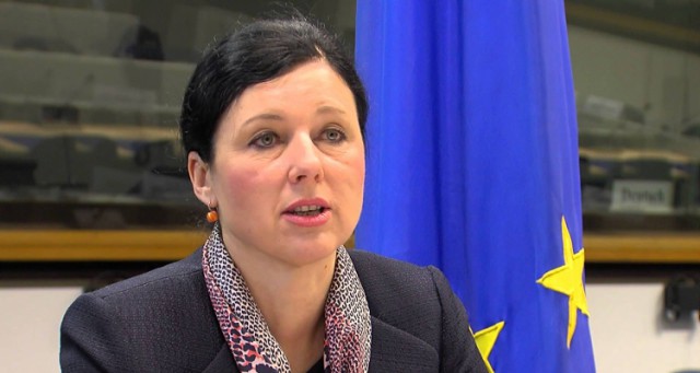 Comisarul european Vera Jourova: Politica de dreapta şi social media alimentează violenţa împotriva femeilor