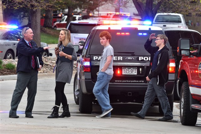SUA: Unul dintre cei doi suspecţi în atacul armat dintr-o şcoală din Colorado este o minoră