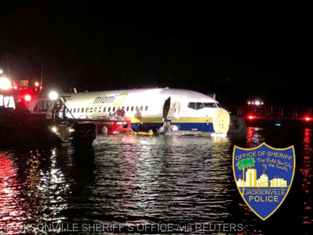 SUA: Un Boeing 737 a ieşit de pe pistă şi a aterizat într-un râu în Florida