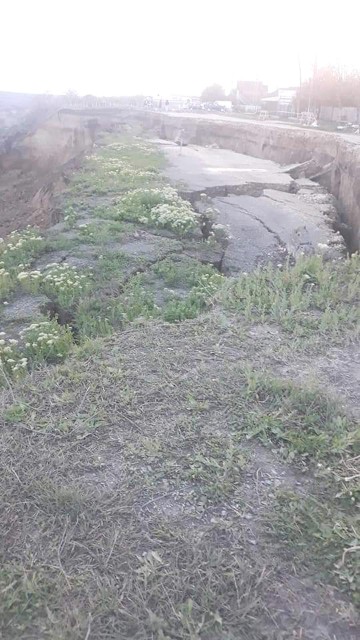 STRADĂ PRĂBUŞITĂ în Cumpăna. Oamenii acuză: ‘Au defrişat taluzul!’ VIDEO