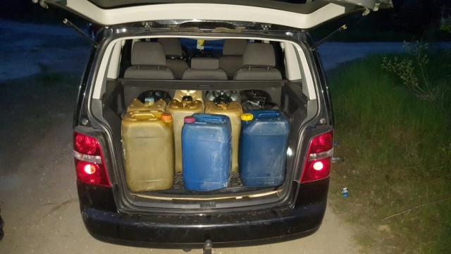 FLAGRANT! Bărbat din Cernavodă, PRINS în timp ce își ÎNCĂRCA portbagajul cu COMBUSTIBIL!