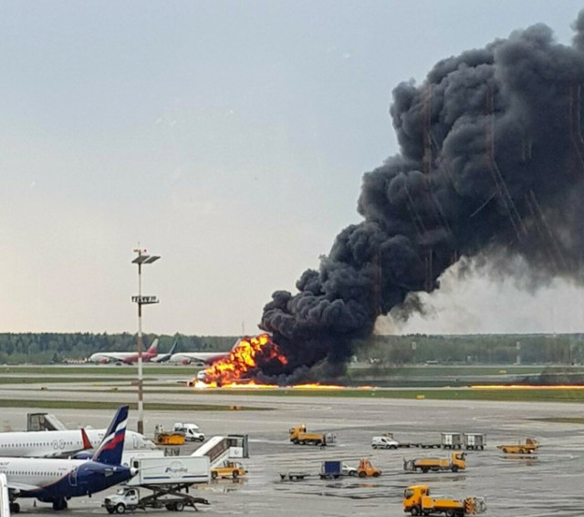 Aterizare de urgenţă soldată cu zeci de morţi la Moscova: Supravieţuitorii susţin că avionul a fost lovit de un fulger
