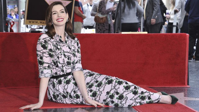 Anne Hathaway a primit o stea pe celebrul Hollywood Walk of Fame