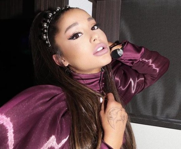 Ariana Grande este noul ambasador Givenchy. Coada ei de cal, „vedetă“ în campanie