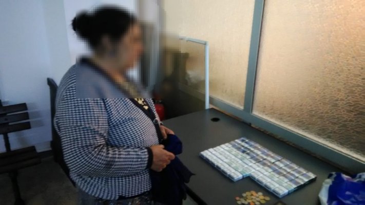 Bișnițarii de țigări, luați în vizor de Poliția Locală. Sute de pachete de țigări, ARUNCATE!