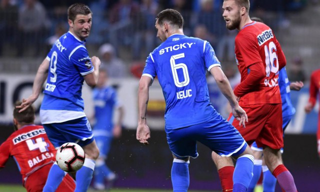 Craiova - FCSB 0-2. Roș-albaștrii nu renunță la titlu