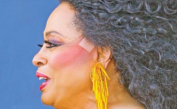 Diana Ross, dependentă de plasturi care îi maschează ridurile
