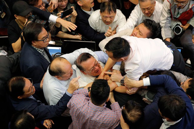 Încăierare în parlamentul din Hong Kong: Mai mulţi deputaţi au fost răniţi