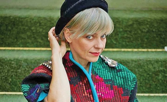 Gianina Corondan face din nou „Feţe-Feţe“ la tv