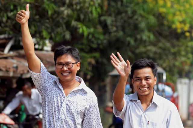 După peste 500 de zile de detenţie, Myanmar a eliberat doi jurnalişti Reuters condamnaţi la 7 ani de închisoare