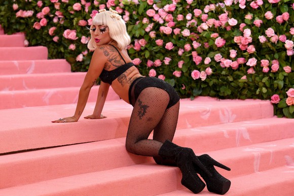 Lady Gaga a făcut striptease la Met Gala 2019
