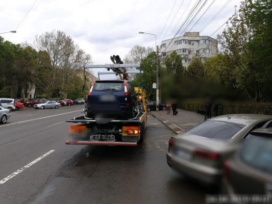 ZECI DE MAȘINI RIDICATE de Poliția Locală, într-o lună!