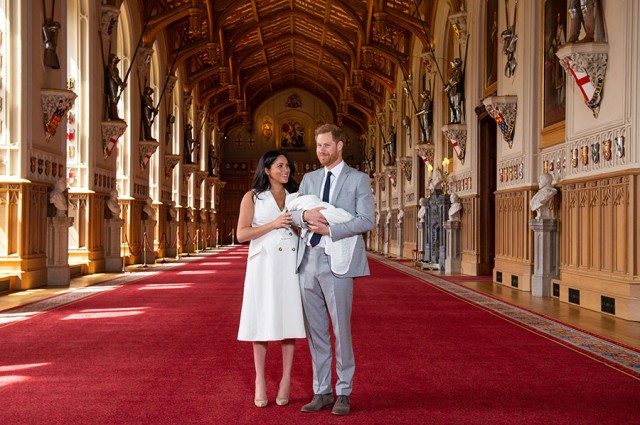 Prinţul Harry şi soţia sa, Meghan, au prezentat lumii primul lor copil