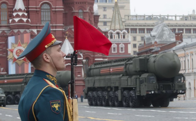 Paradă în Piaţa Roşie: Rusia va continua să-şi dezvolte potenţialul de apărare, dar este deschisă cooperării