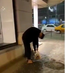 Răzvan Ciobanu, sub efectul ZOMBIE, pe stradă? Video