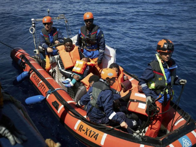 Cel puţin 70 de migranţi au murit după ce ambarcaţiunea lor s-a scufundat în Mediterana