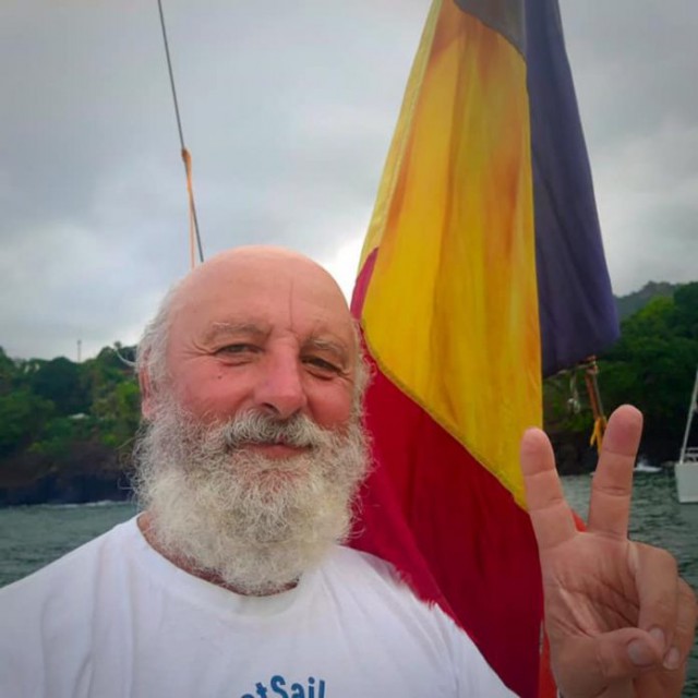 Un român, în mijlocul Pacificului: face înconjurul pământului într-un velier vechi de 41 de ani!
