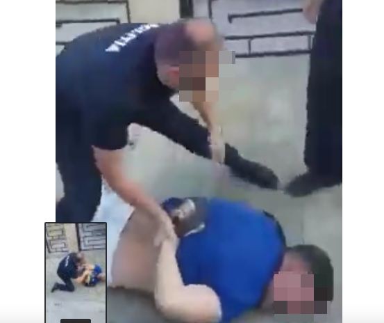 Bărbat IMOBILIZAT şi pus la PĂMÂNT de poliţişti, la Constanţa! IMAGINILE au stârnit SCANDAL! VIDEO
