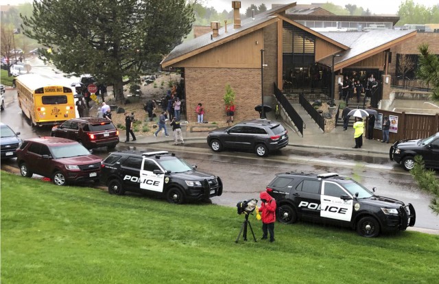 SUA: Un mort şi şapte răniţi în atacul armat într-o şcoală din statul american Colorado