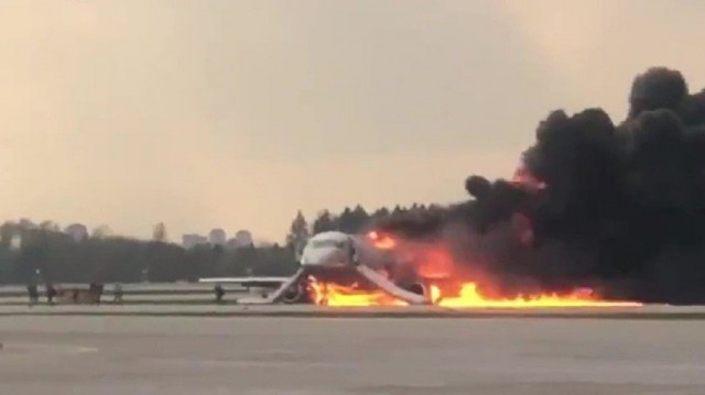 Rusia: 37 de supravieţuitori din cele 78 de persoane aflate la bordul unui unui avion în flăcări la Moscova