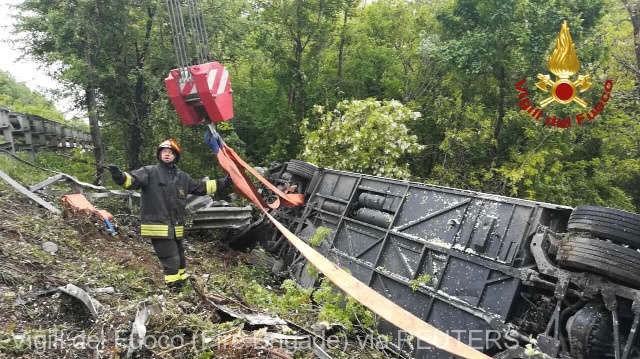 Un mort şi 37 de răniţi într-un accident al unui autocar turistic în Italia