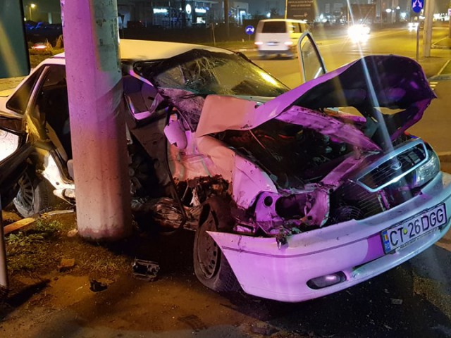 ACCIDENT TERIBIL la intrare în Cumpăna: o maşină a fost proiectată în stâlp! VIDEO