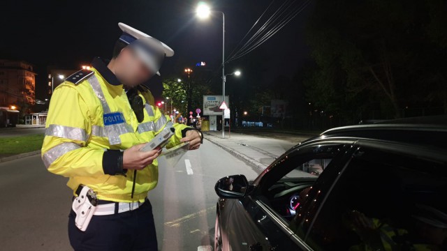 PERICOL PE ȘOSELE: ȘOFERI BEȚI ȘI FĂRĂ PERMIS, surprinși de polițiști