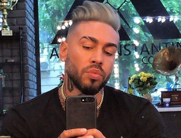Alex Velea, schimbare completă de look. Artistul s-a vopsit blond. Iat-o blondă și pe Antonia
