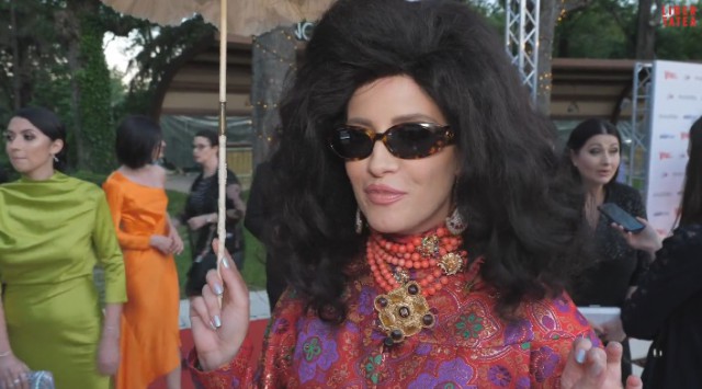 Iulia Albu, cu găina pe umăr la VIVA! Party 2019. „Vin din lumea mea!”