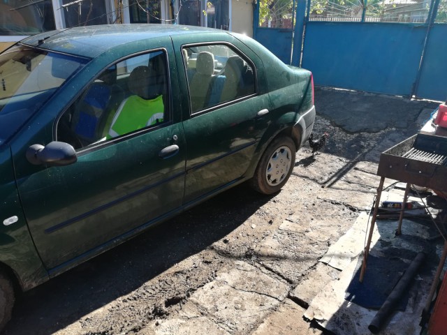 Un vârstnic din Constanța a coborât de la volan, iar mașina a luat-o la vale și a dat peste o femeie!